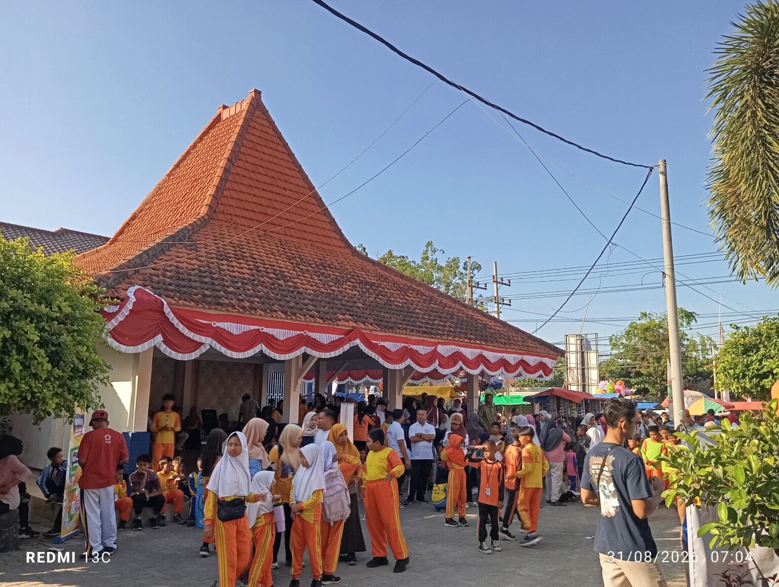 Meriahkan HUT RI ke-81, Kecamatan Torjun Gelar Jalan Jalan Sehat, Warga Antusias Ikuti Kegiatan