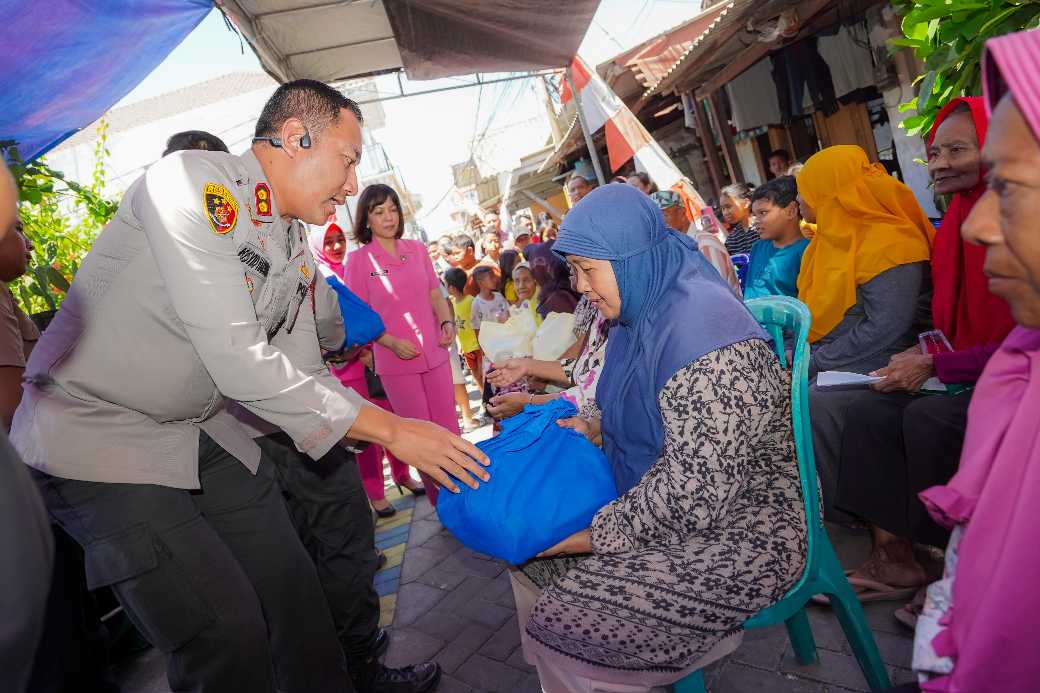 Polrestabes Surabaya Salurkan Paket Sembako Lewat Program  'Luthfie.Daily Berbagi|
