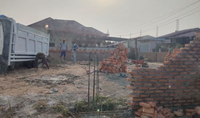 Gudang LPG di Tengah Permukiman Lubuk Pakam Diduga Tanpa PBG, Warga Resah: Genangan Air Mengancam Akses Jalan